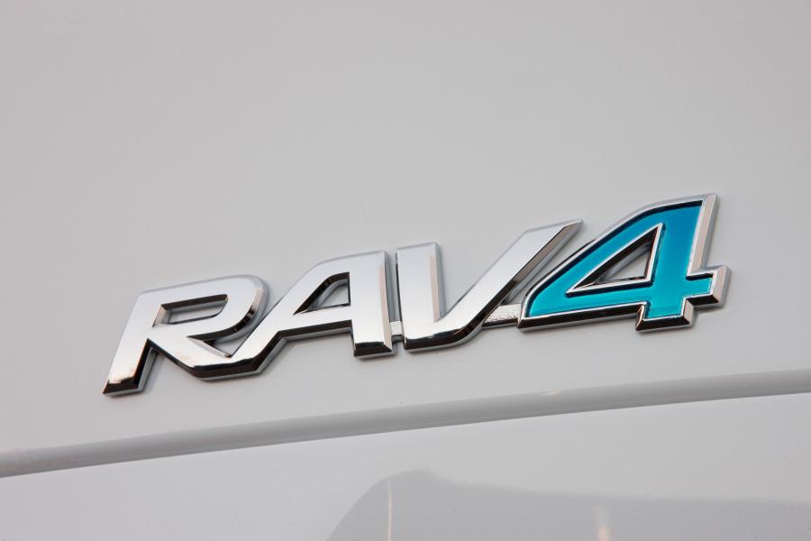  Toyota RAV4 EV Concept 2010 года  (фото 18 из 48)